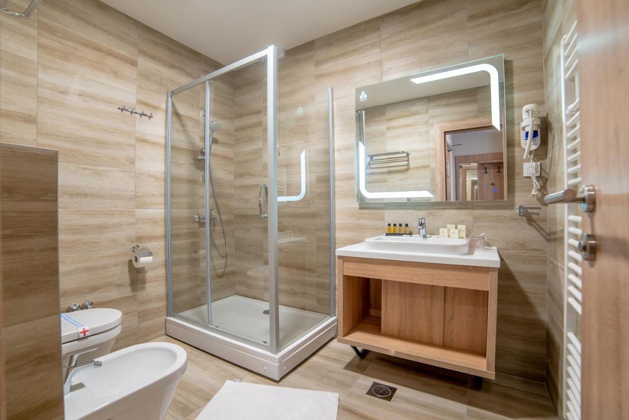 Hotel Soni Lux Тузла Екстериор снимка