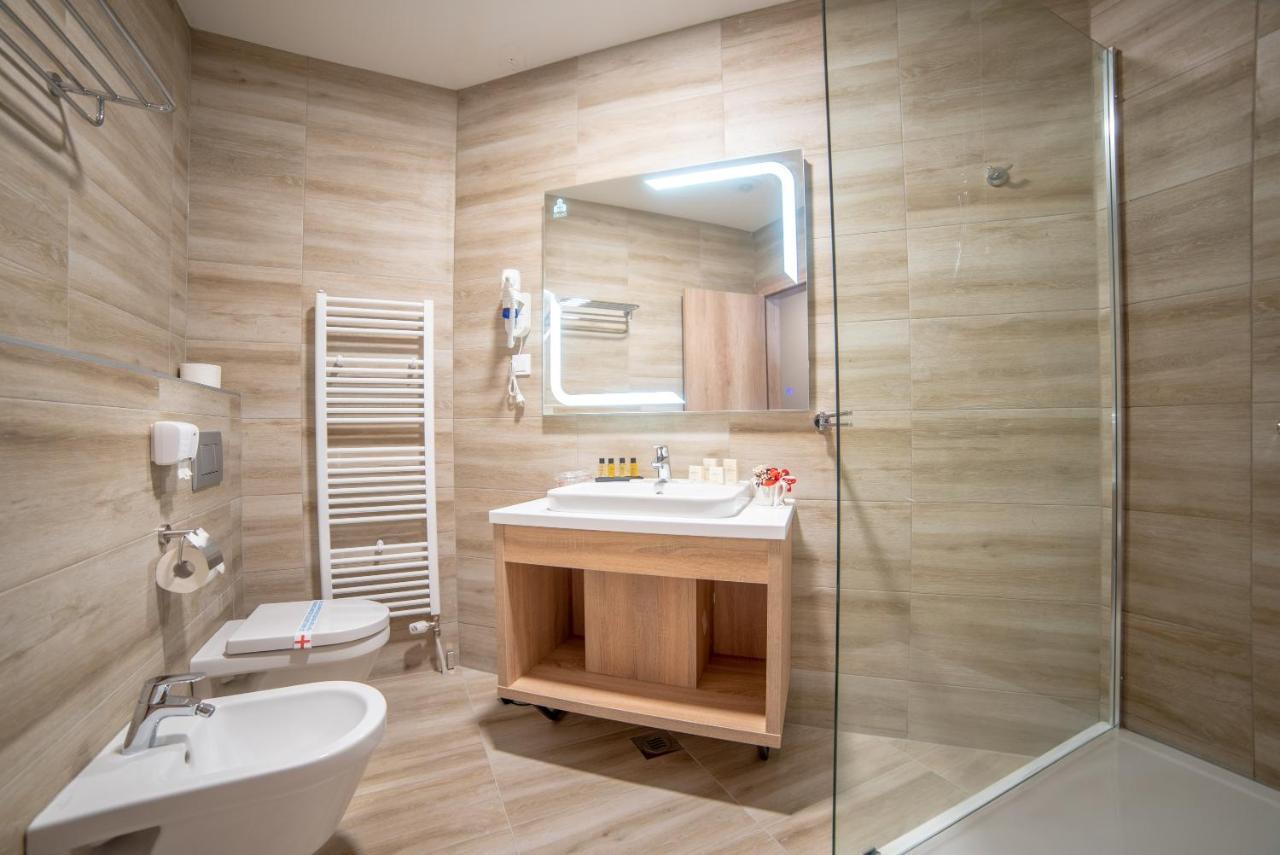 Hotel Soni Lux Тузла Екстериор снимка