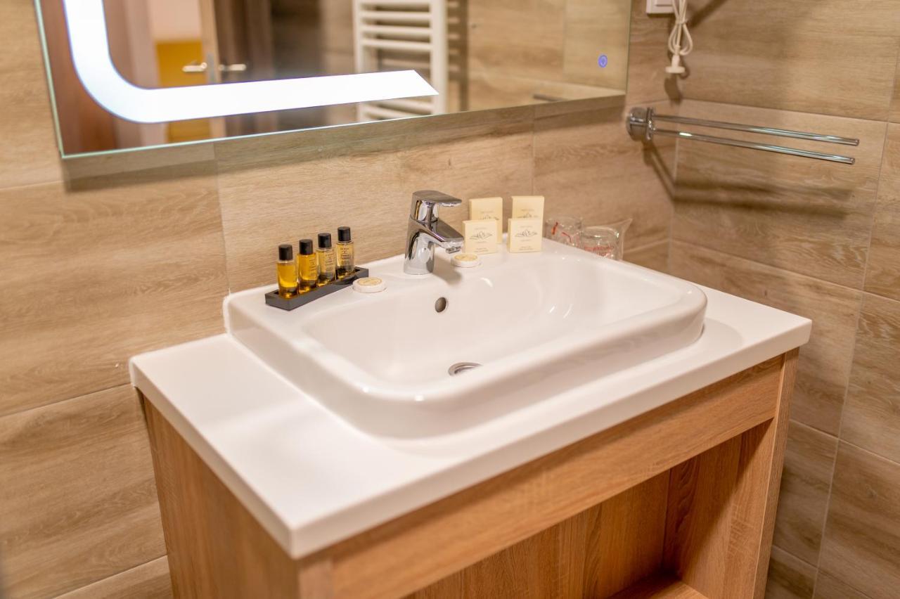 Hotel Soni Lux Тузла Екстериор снимка