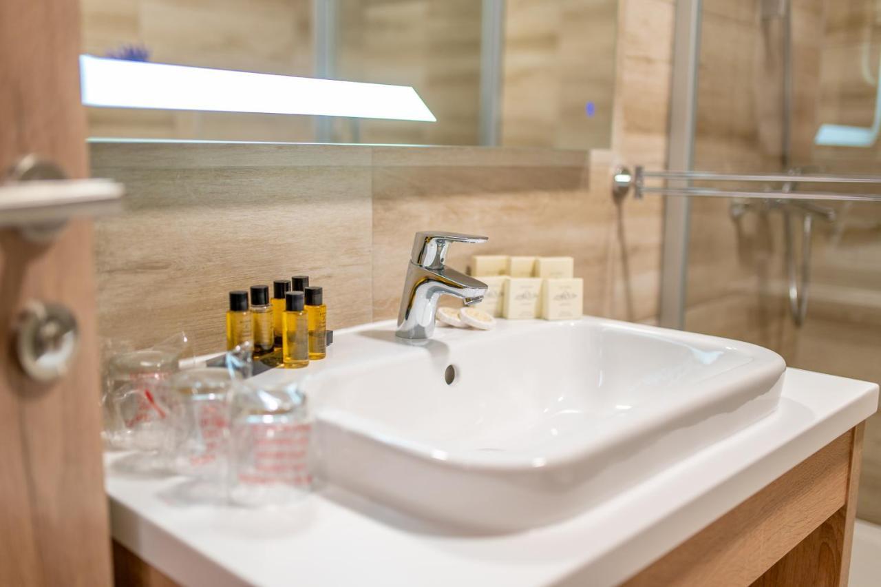 Hotel Soni Lux Тузла Екстериор снимка